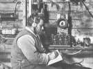 Douglas Mawson utilise la radio en antarctique pour la première fois.