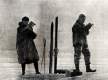 Amundsen et Riiser-Larsen faisant une observation astronomique pour déterminer leur position après l'amerrissage.