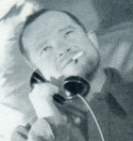 Joseph Fletcher en liaison radio avec des pilotes en reconnaissance.